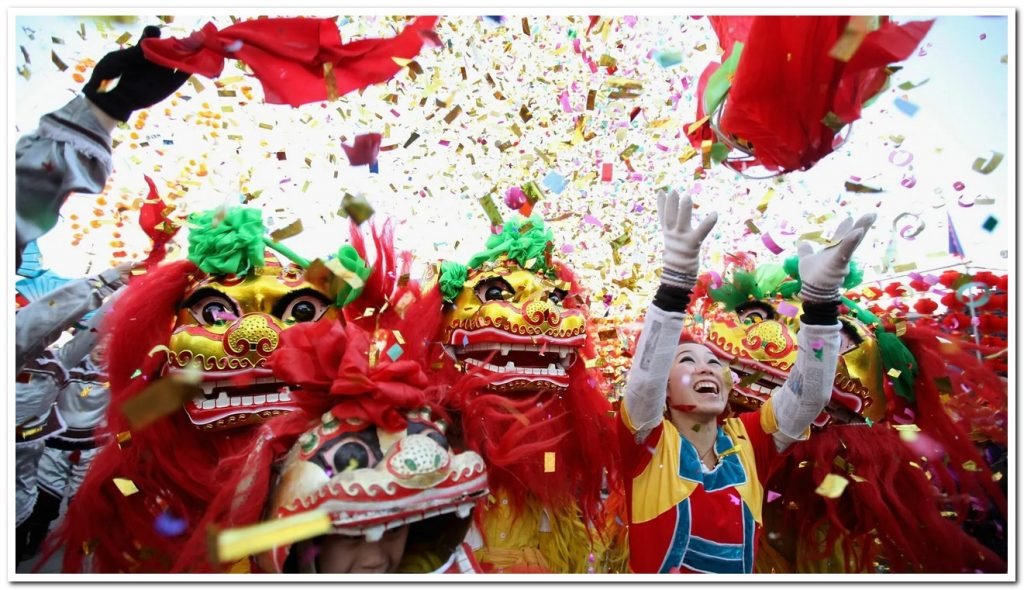 Sur ce cliché datant du 22 janvier 2012 pris à Pékin, en Chine, des danseurs folkloriques célèbrent le Nouvel An lunaire en exécutant la danse du lion lors de célébrations devant un temple.
Photographie de
image fournie avec l'aimable autorisation de FENG LI